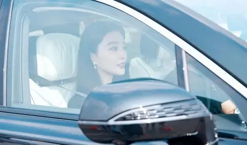 9月27日,范冰冰现身北京车展,生