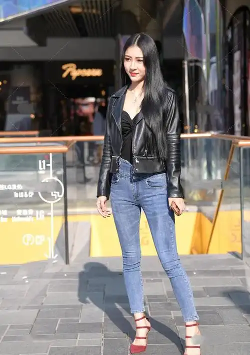 小姐姐穿皮衣搭配牛仔裤,时尚美艳,又飒又美_手机搜狐网