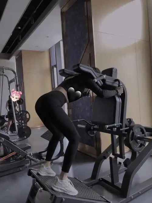 凹造型,吸气收腹 翘屁股 就有了这张照片#机车  #健身  #机车女孩