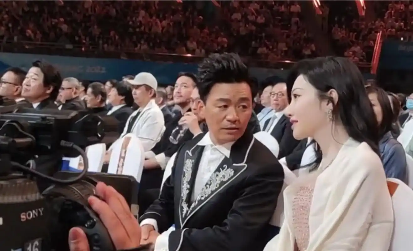 【王宝强&景甜】相差六岁,却好似两代人.[捂脸][捂脸]