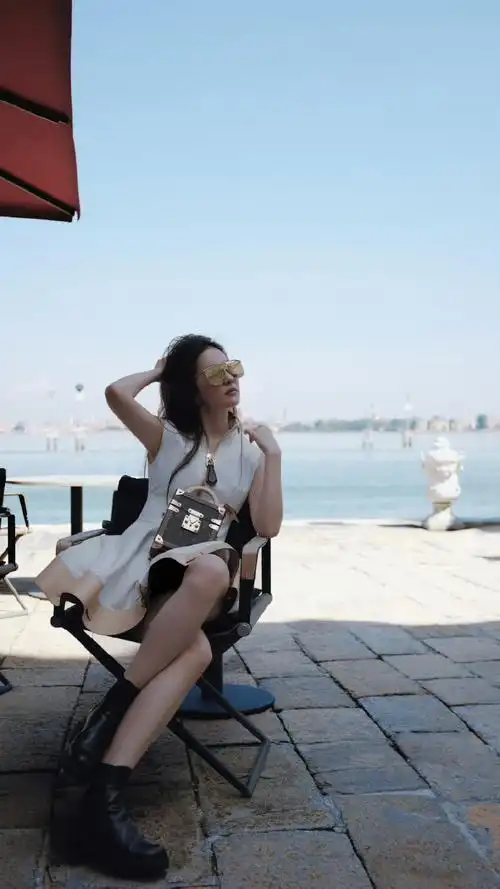 刘亦菲立领a字裙##刘亦菲威尼斯海边随拍