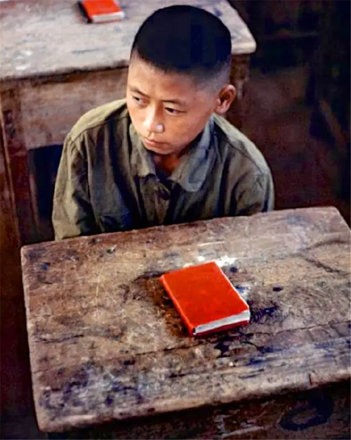 这是70年代儿童的课桌,那个时候,一本小小的字典,对他们来说都宝贝得