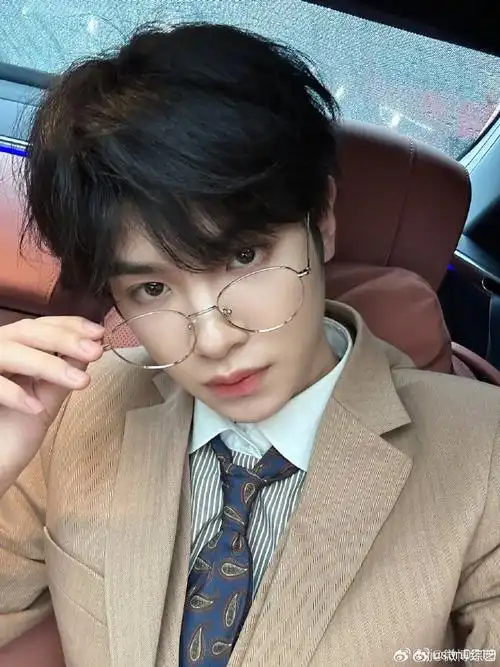 黄明昊眼镜自拍照##黄明昊回应极限挑战录制走丢##极限挑战