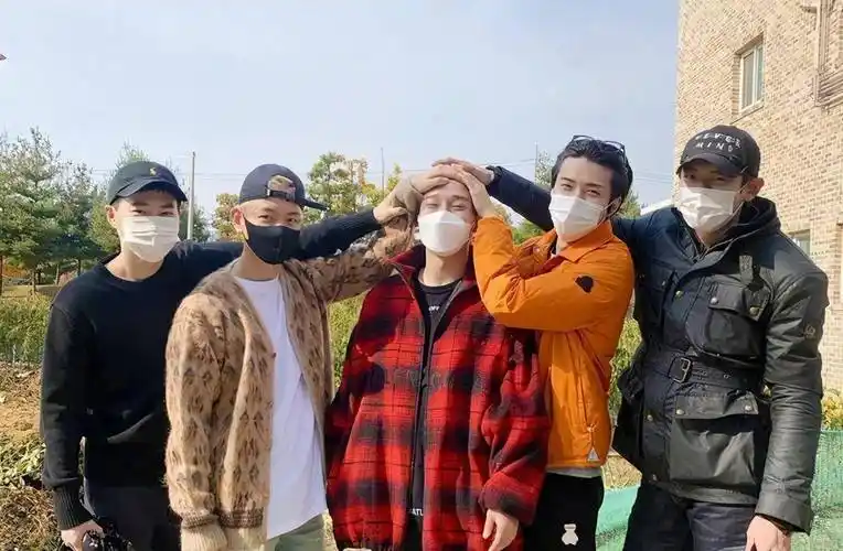 所幸的是,金钟大入伍后的军装常服照被曝光,一