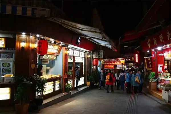 龙头路美食街是到厦门鼓浪屿必到的一个地方,每到夜间这里的游客都是