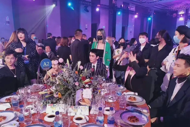 八卦2021芭莎慈善夜显寒酸吃席杨幂芭比杨颖富贵景甜等争奇斗艳