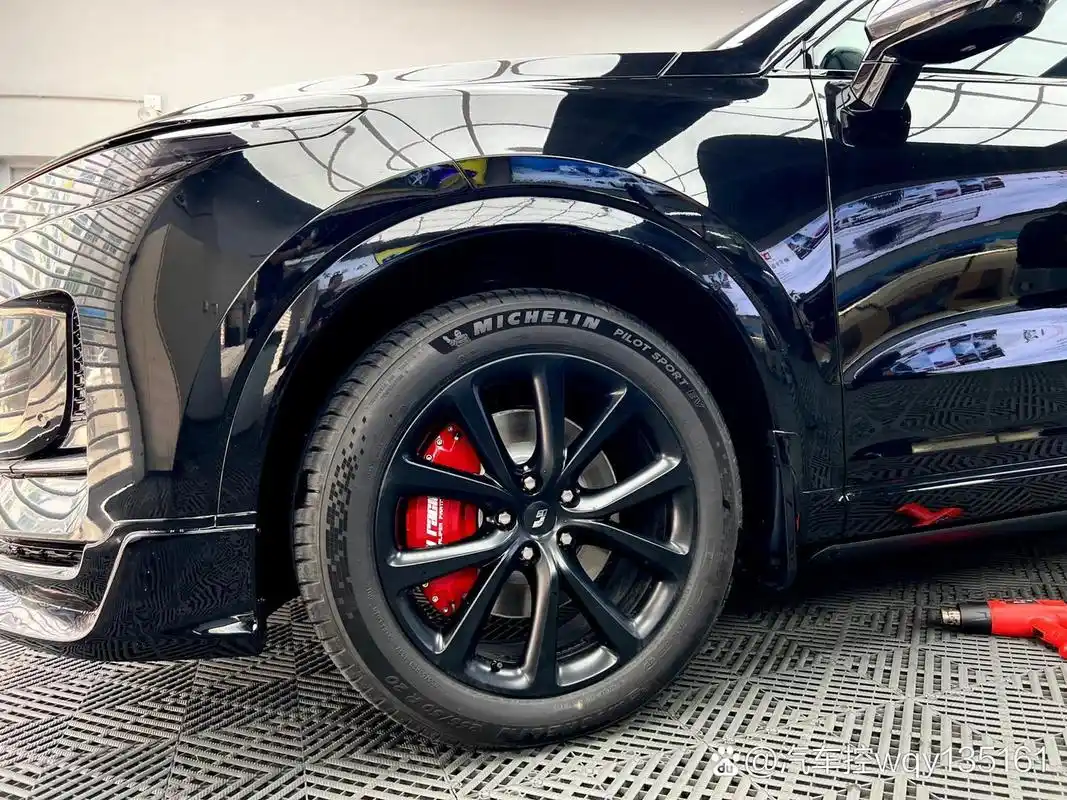 理想one究极黑武士,搭配幻夜前后包围~原车黑色,升级全车亮条黑化