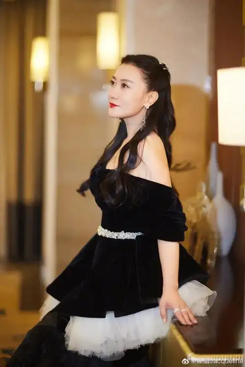 43岁谭晶亮相《蒙面唱将》,翻唱毛不易周深歌曲《梅香如故》,歌惊四座