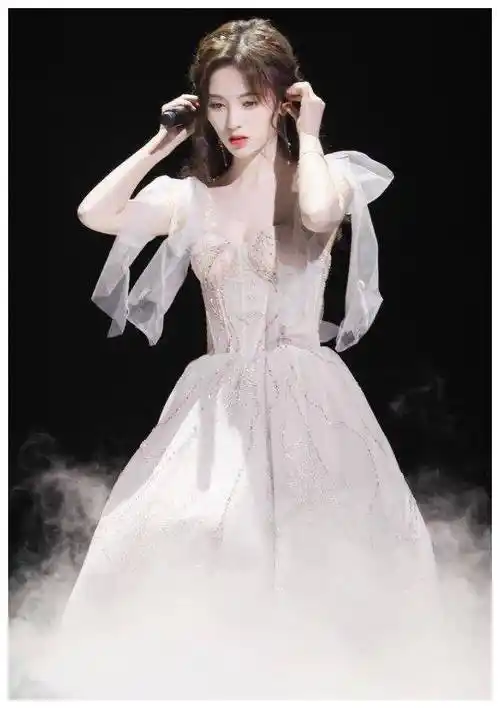 原创鞠婧祎穿粉色长裙献唱蝴蝶结掉落后挽起的动作优雅自然超美