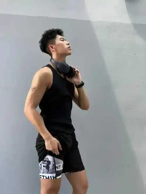 原创肌肉男神黄轩霆来自香港室友的惊喜生活