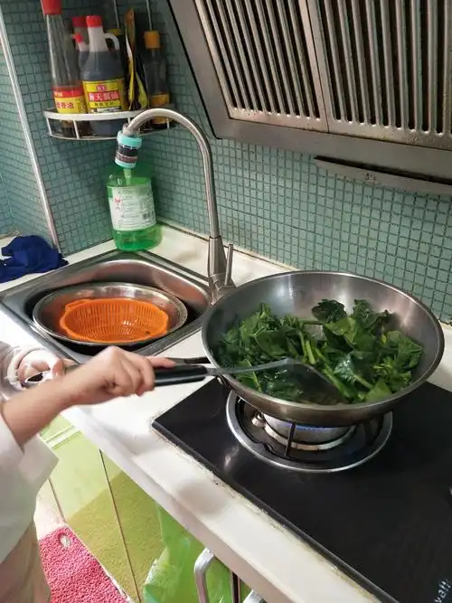 濮阳市十七中小学一年级一班孙美美第一次炒菜