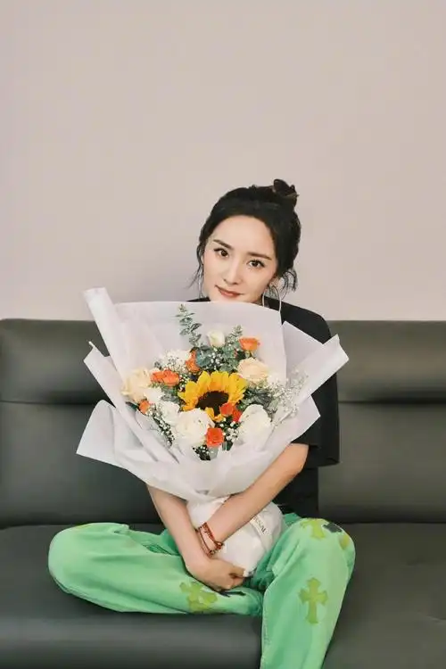 杨幂晒捧花美照 扎丸子头俏皮可爱