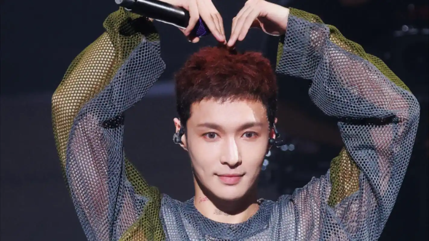 张艺兴热舞引分歧:粉丝赞帅气,路人称油腻