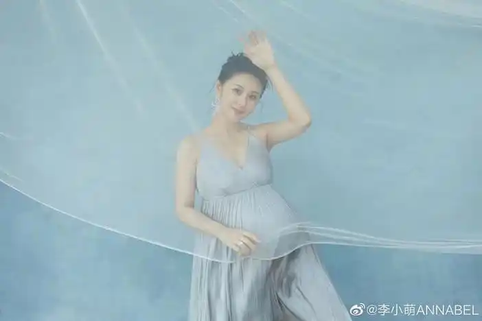 李小萌晒二胎孕照状态似少女穿高跟鞋肚大如萝