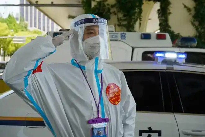 践行总要求致敬公安英雄全国优秀人民警察夏新平把办公室搬到马路上