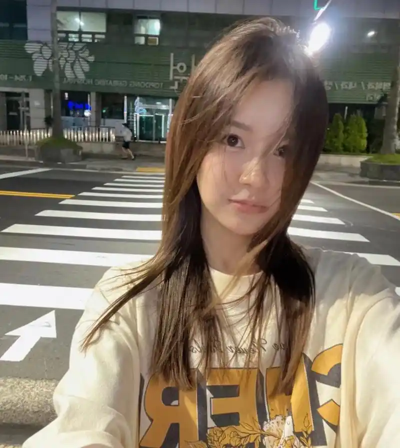 陈赫老婆日常照,张子萱完全就是女大学生的模样,t恤加牛仔裤清新减龄