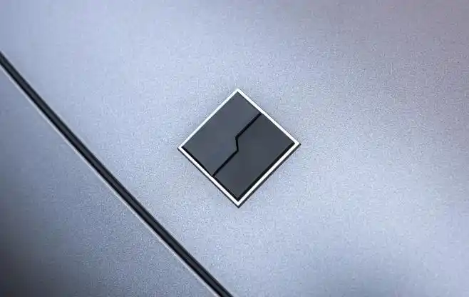 领克的车标其实很有意思,从车头的领克车标来看,像是一块黑色的正方形