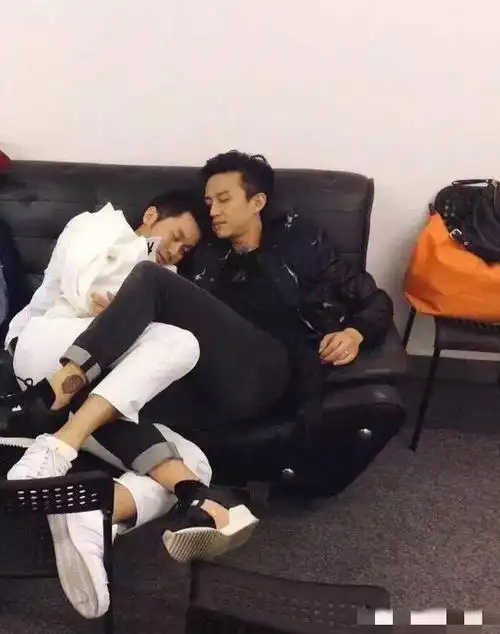 微博之夜 邓超为李晨整理衣服 有一个好兄弟真好!