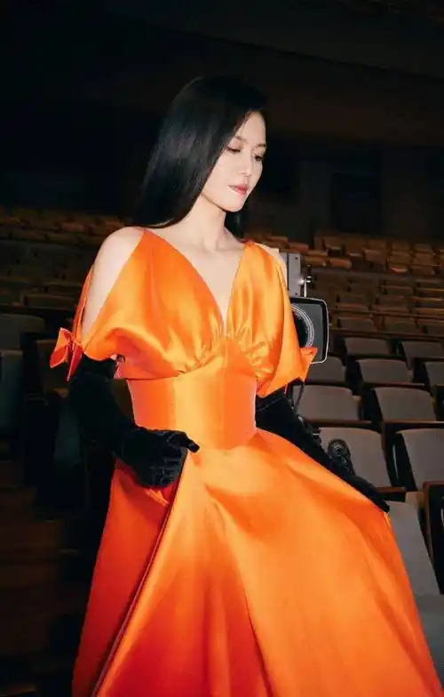 梦幻女神谭维维身穿橙色优雅深v连衣裙打造绝美写真拍摄_魅力_梦想