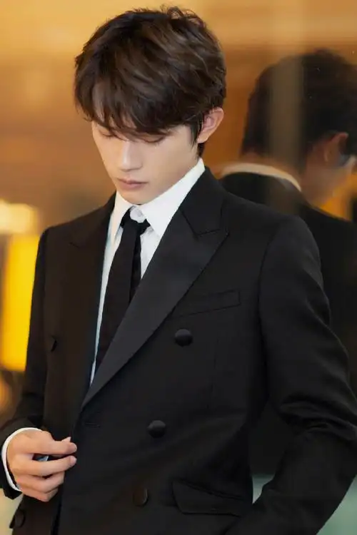 易烊千玺干练西装写真图片