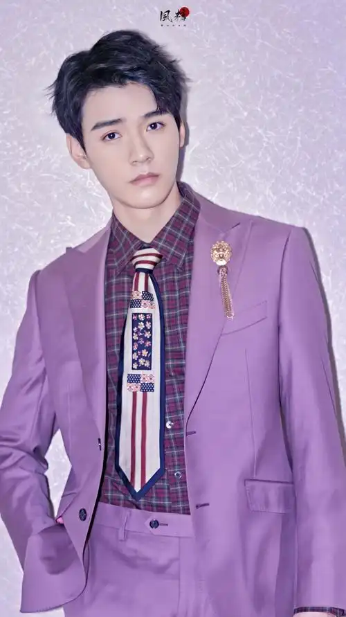 紫色西装 龚俊 cr:logo 侵删