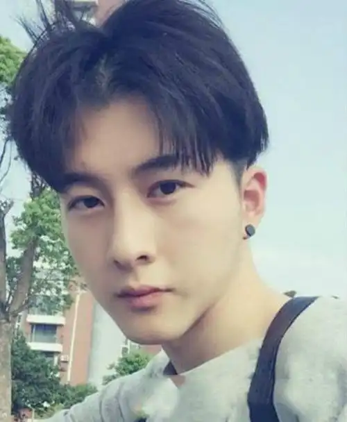 男生剃鬓角齐刘海短发发型,男生刘海发型两边剃掉用刘海诠释帅气男人