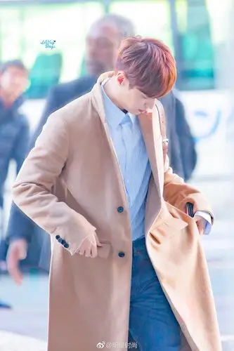 近日,张艺兴现身机场,他的发色和大衣颜色好搭呀