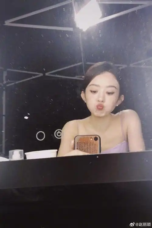 8月10日晚,演员赵丽颖在微博分享两张自拍图,并附言:"o.o ".