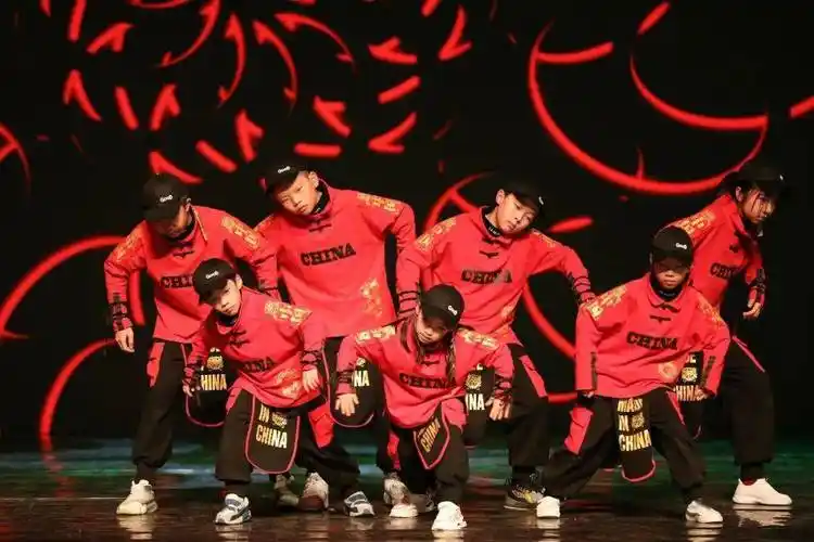 回顾芭蕾与街舞的精彩碰撞东艺少儿艺术团翻开2022新篇章