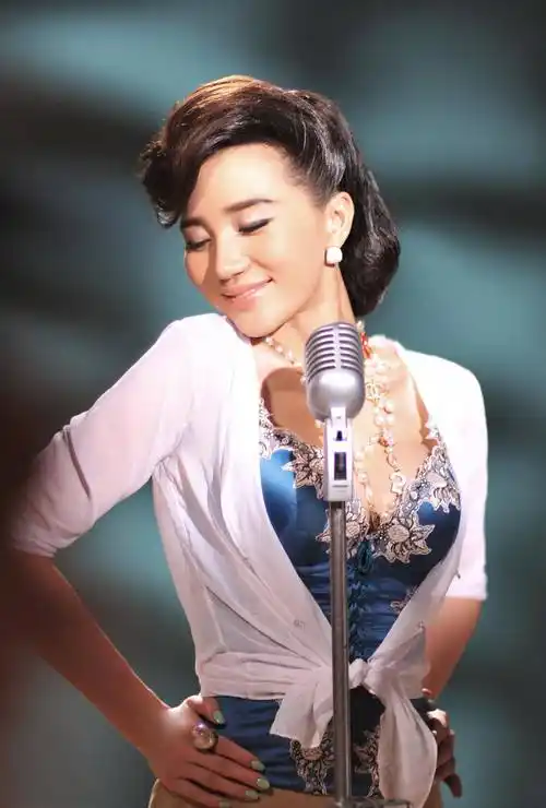 昔日女神魅力依旧,歌手阿朵在线出镜唱歌,半小时观看人数破十万_时候