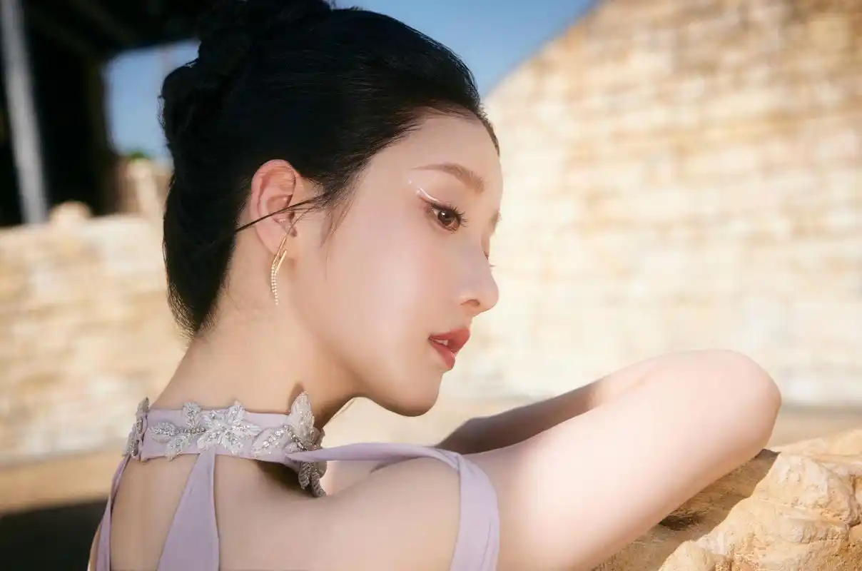 姜贞羽,白色抹胸裙搭配淡紫色薄纱,清新浪漫!