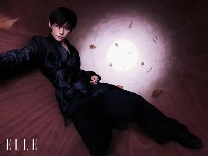 易烊千玺x@elle三月刊封面  当时尚与个性交织,少年@tfboys-易烊千玺