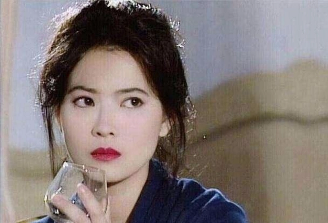 蓝洁瑛墓碑被熏黑,受损情况严重,粉丝心酸筹款为其清理