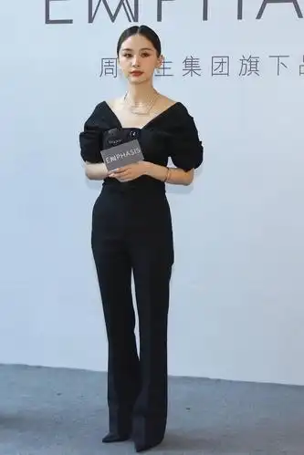 王子文沉浸恋情越发光彩照人露锁骨女人味爆棚