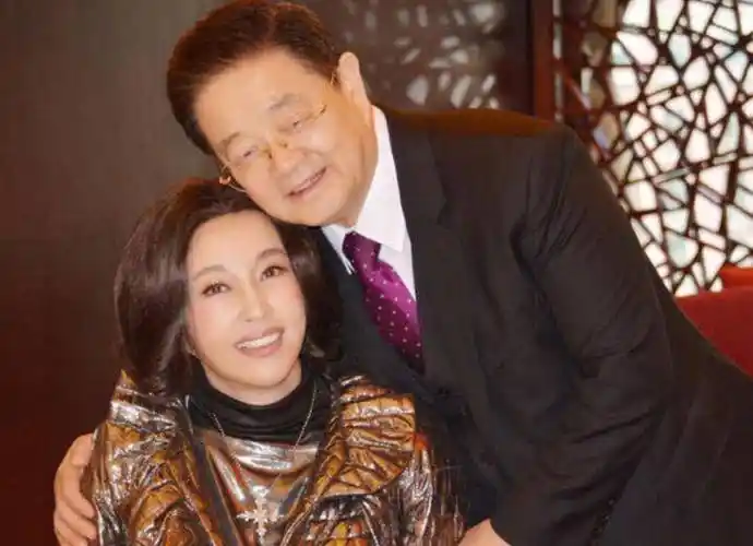 原创51岁刘晓庆晒美照皮肤白皙下巴尖戳戴宝石项链比拳头还大