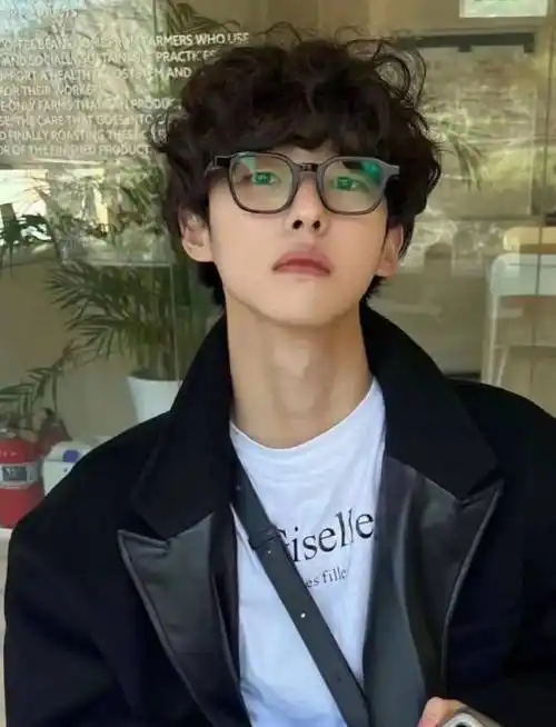 往期回顾短烫羊毛卷,冬日复古狠狠拿捏冬季显白暖橘色