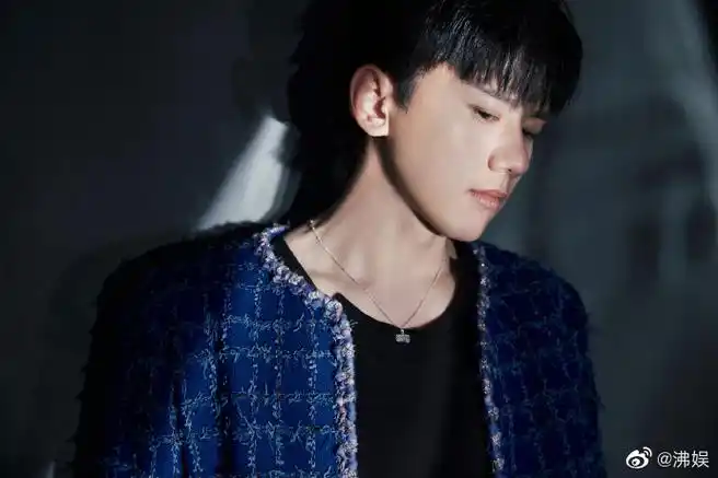 张杰蓝色小香风外套