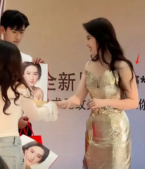 "壮"不是问题,刘亦菲的"清醒",戳穿了内娱女明星的体面