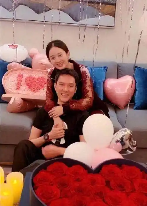 港媒爆料 赵丽颖怀二胎现身,冯绍峰停工陪伴,婆婆赠500w传家宝_冯妈