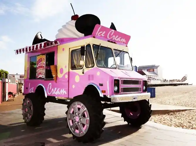 英巨型冰淇淋车免费派送超大甜筒 需双臂环抱捧食-中新网