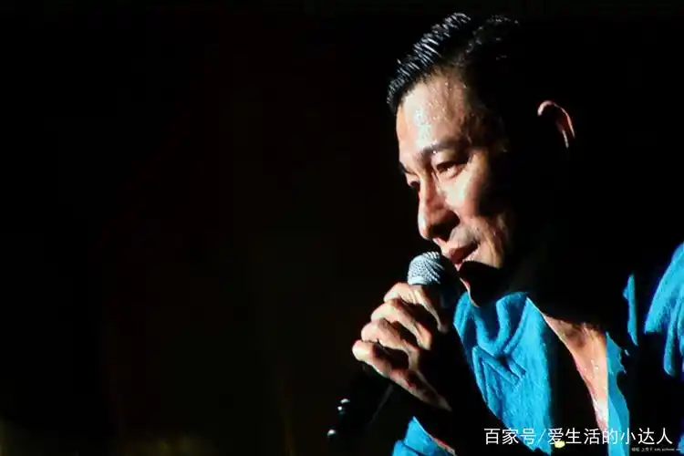 刘德华演唱会 妻女首度公开露面撑场 模样得到老爸遗传 清秀可爱