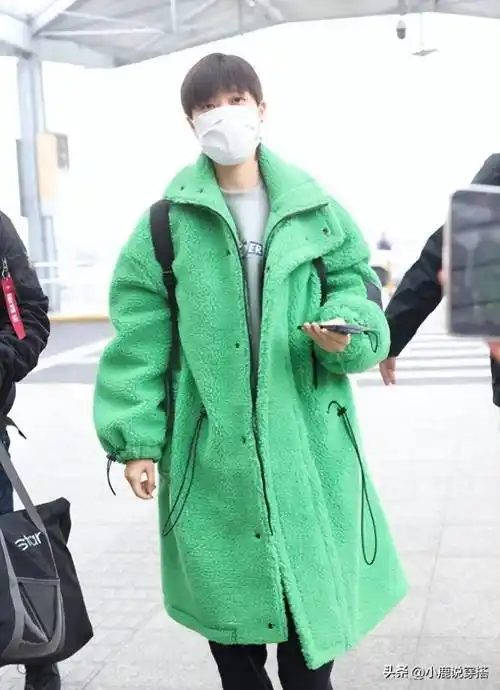 李宇春越来越爱穿裙装了!大长腿又细又直,短发挡不住浓浓女人味_整体_