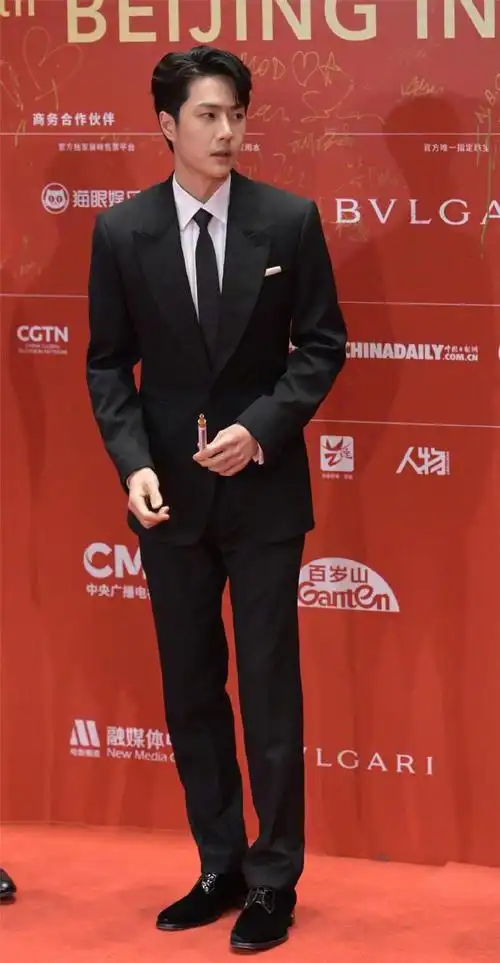 我们看到的王一博,是《长空之王》试飞小队,是穿着西装英俊正气的雷宇