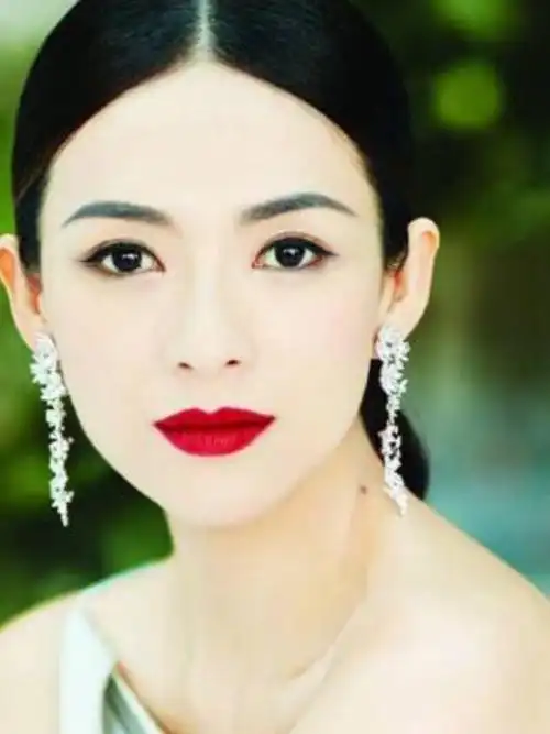 不仅符合国内三庭五眼的审美标准,连国外面部黄金比例"马夸特面具"也