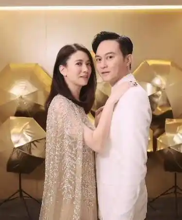 袁咏仪夫妇拍大片,张智霖坐直升机出场超帅气,结婚20年眼神太真实