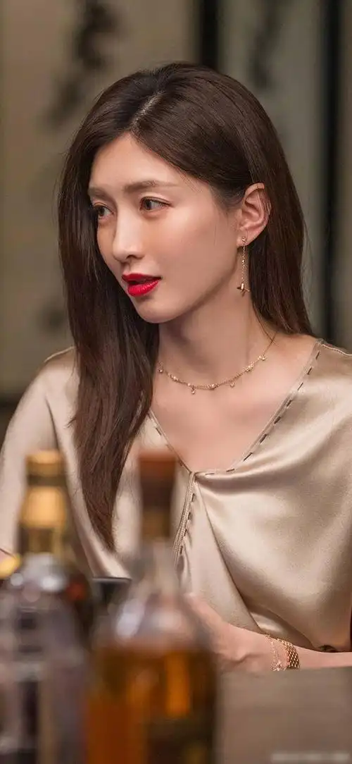 《三十而已》"王漫妮"江疏影服饰盘点,三十大寿这身挺特别的!