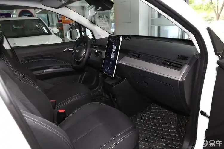 【哪吒v2021款标准续航娱乐版升级型内饰全景副驾驶员方向汽车图片