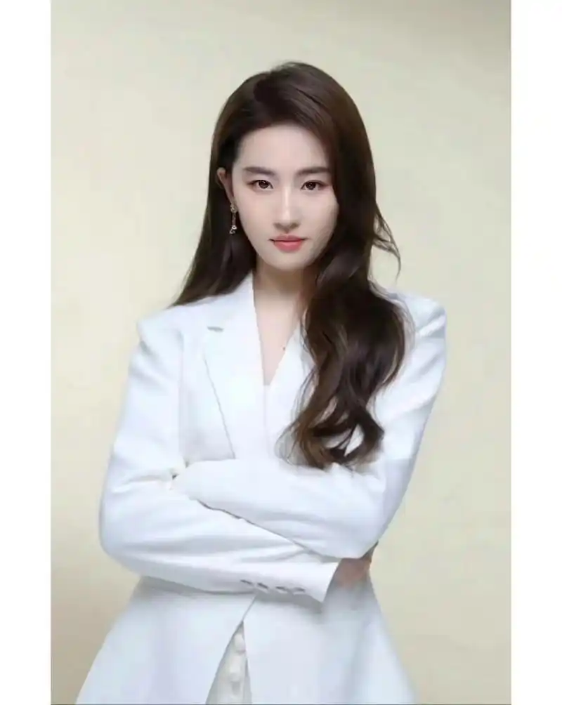 刘亦菲穿西装好a啊!