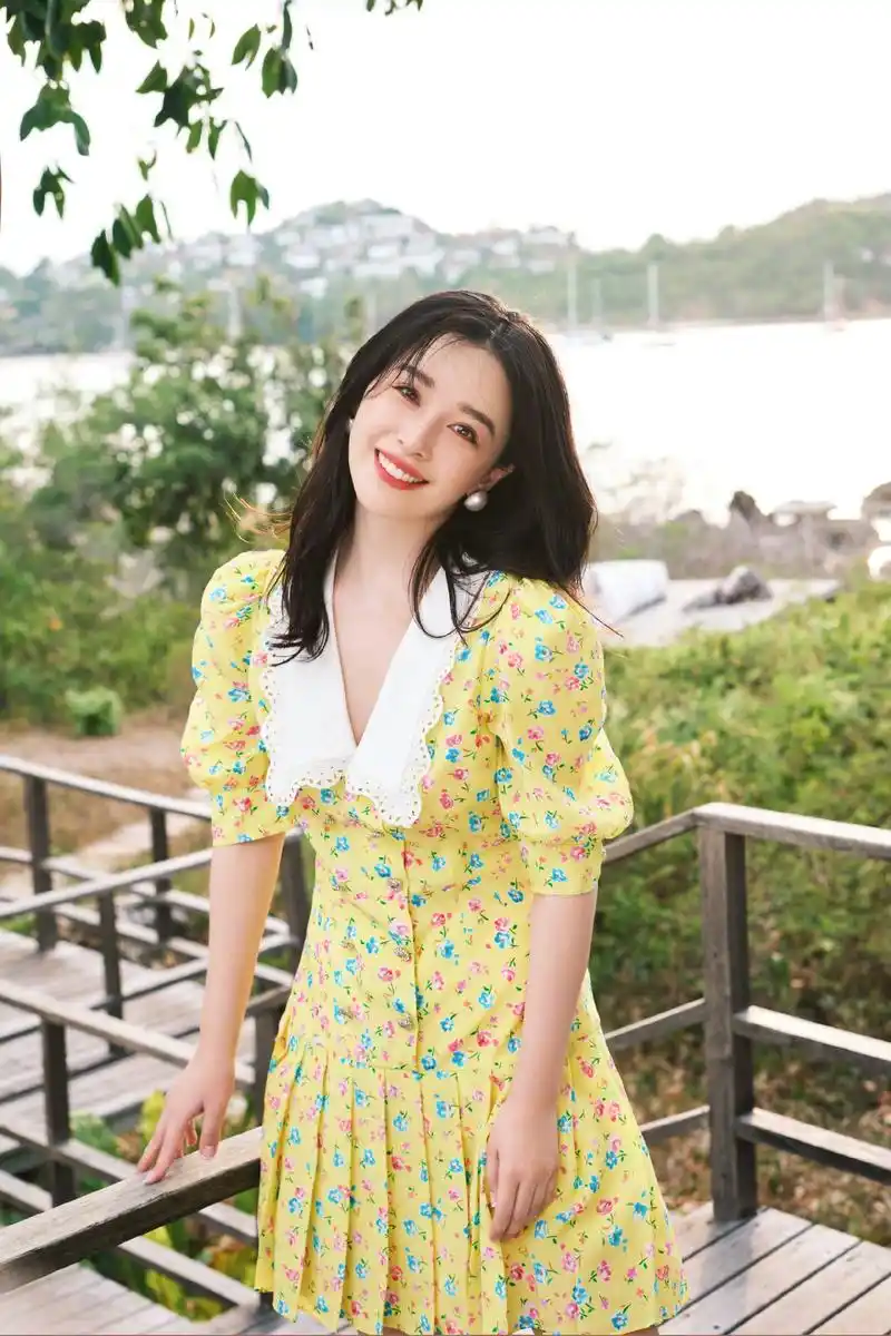 阚清子黄色连衣裙优雅恬静写真