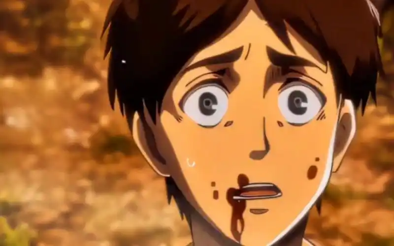 现在仔细看,艾伦附近有个穿着黑风衣,披着散发的男子,他在引导艾伦